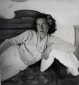 Mädchen auf Sofa, 1940, s/w-Fotografie, 40 x 40 cm