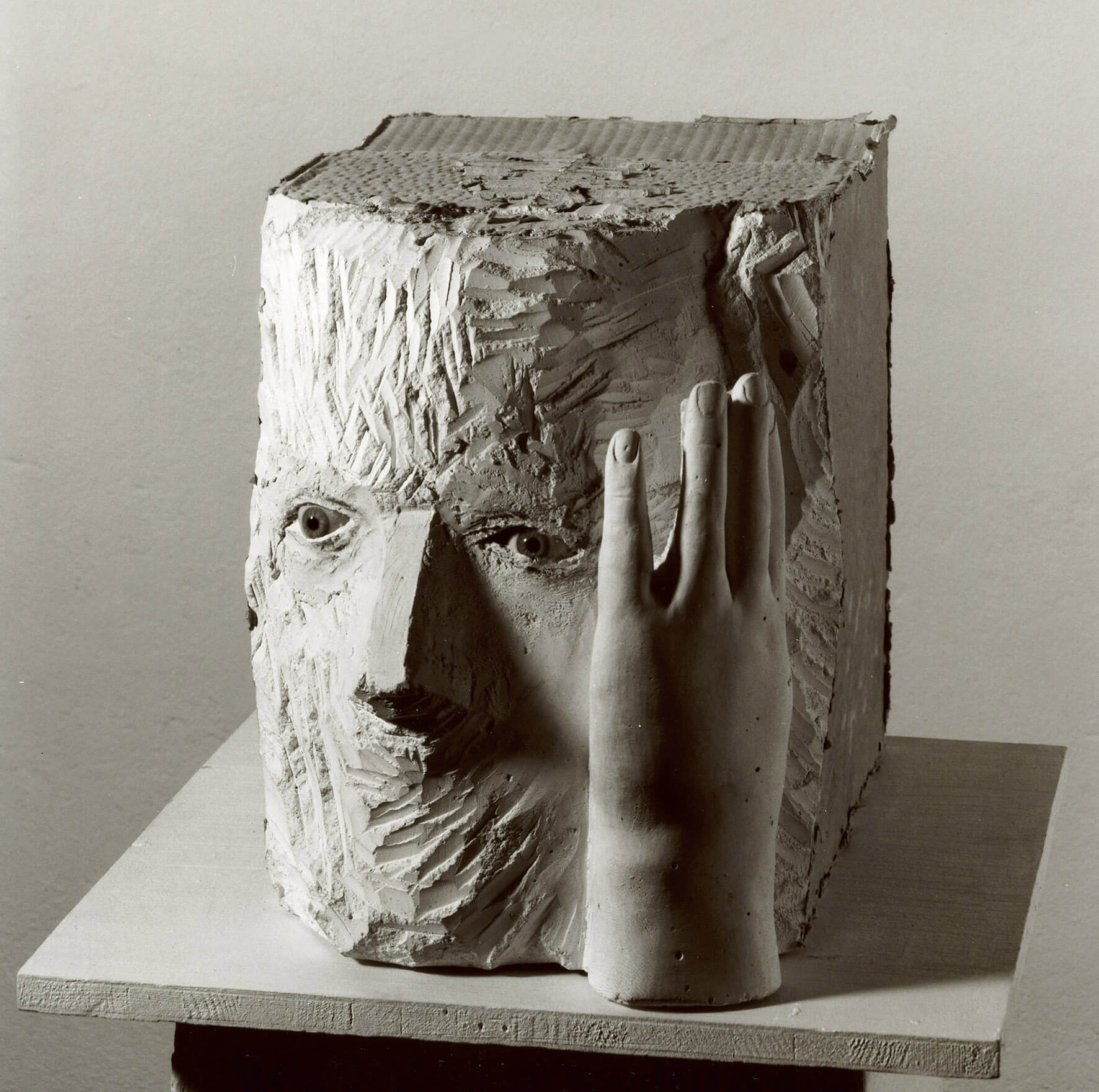 Schmettau_Kopf_mit_Hand_1979_300