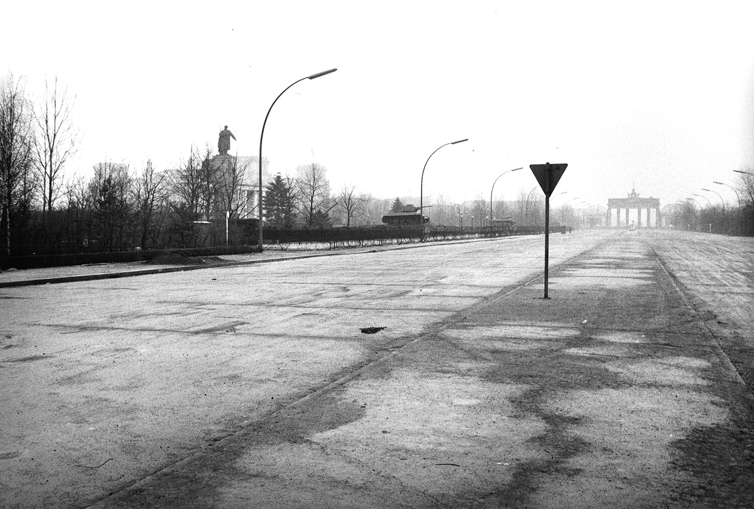 Bernard Larsson, Brandenburger Tor, Strasse des 17 Juni, Berlin-West, 1961, 23,5 x 34,7 cm_web