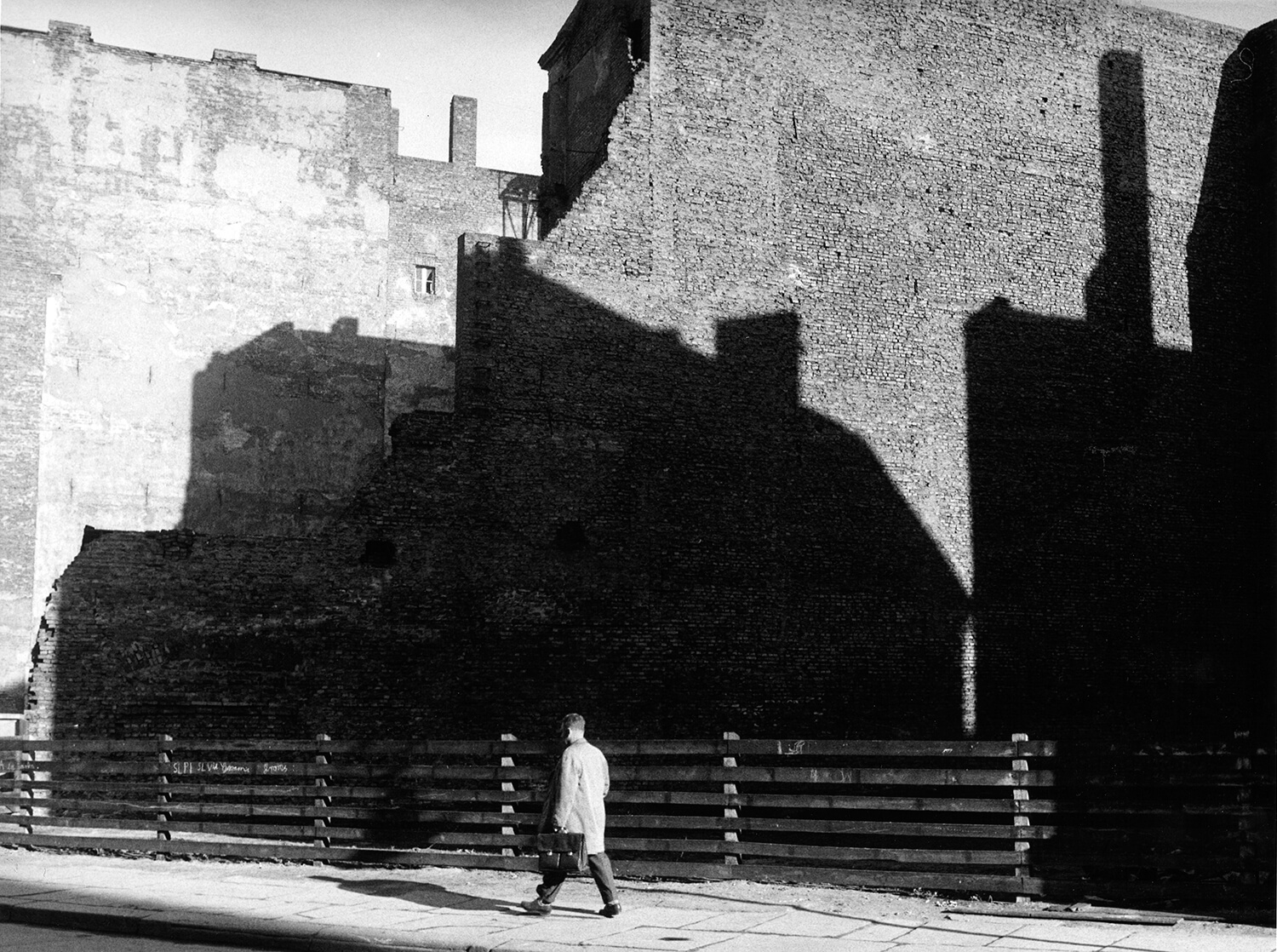 Bernard Larsson, Häuserschatten auf Brandmauern, Ost-Berlin, 1962, Silbergelatine auf Barytpapier, Vintage-Print