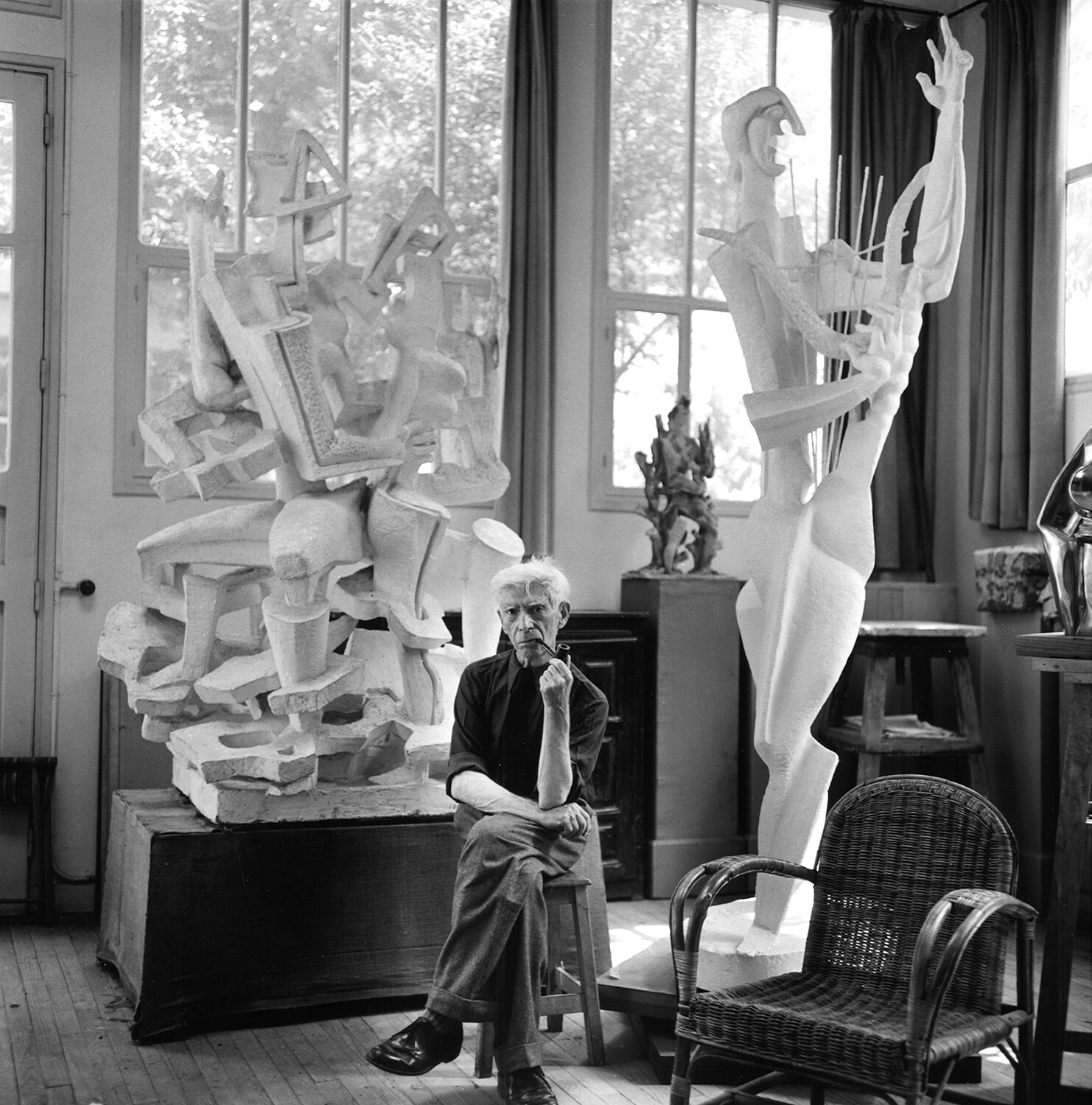 Bernard Larsson, Ossip Zadkine in seinem Atelier, Paris, 1960, Silbergelatine auf Barytpapier, Vintage-Print