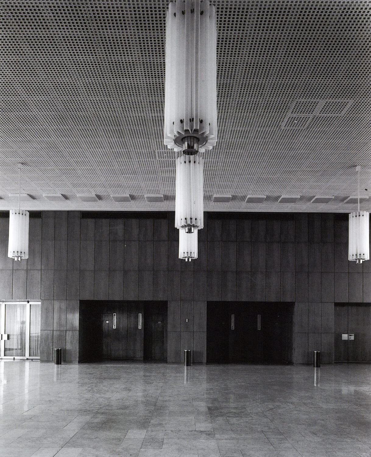 Doug Hall, Staatsratsgebäude, Foyer, 2. Etage, 1992, Silbergelatine-Print, 1/5, 156 x 123 cm, gerahmt