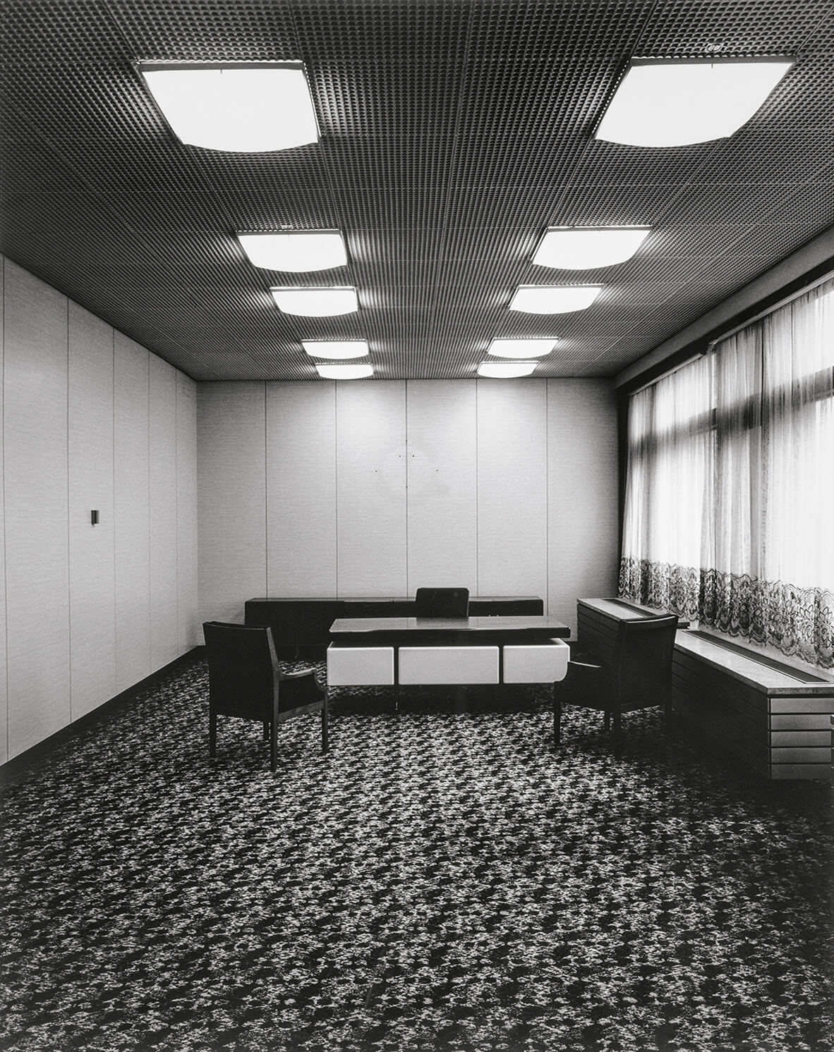 Doug Hall, Palast der Republik, Office of the President of the Peoples' Parliament, 1992, gelatin silver print, 2/5, 156 x 123 cm, framed
