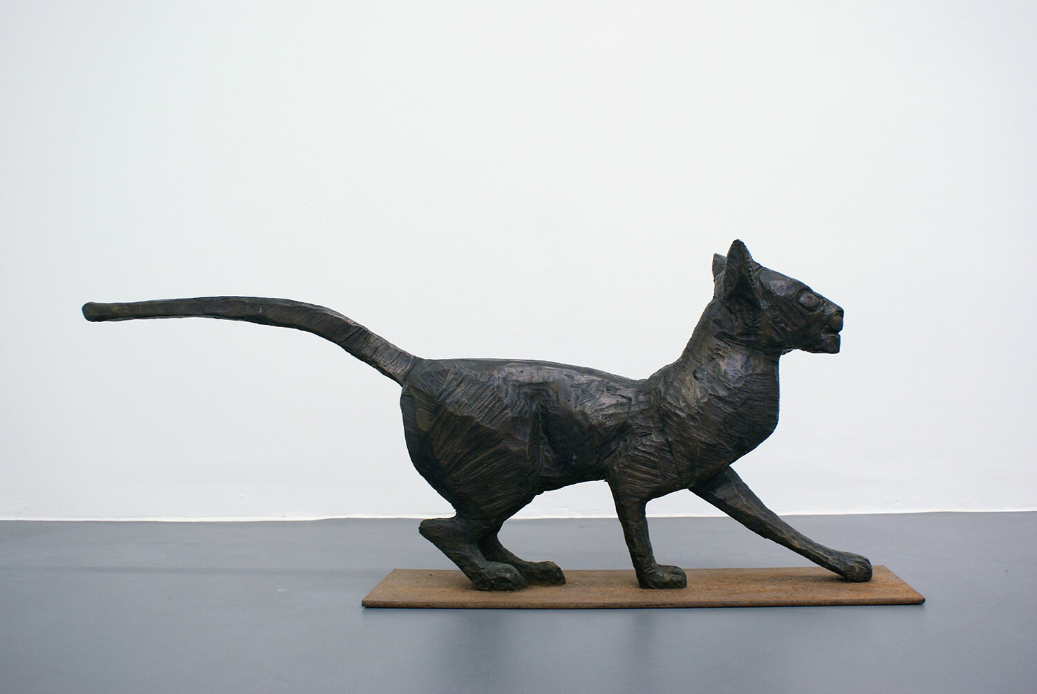 Hans Scheib, Katze II, 2010, Bronze, 45 x 104 x 17 cm