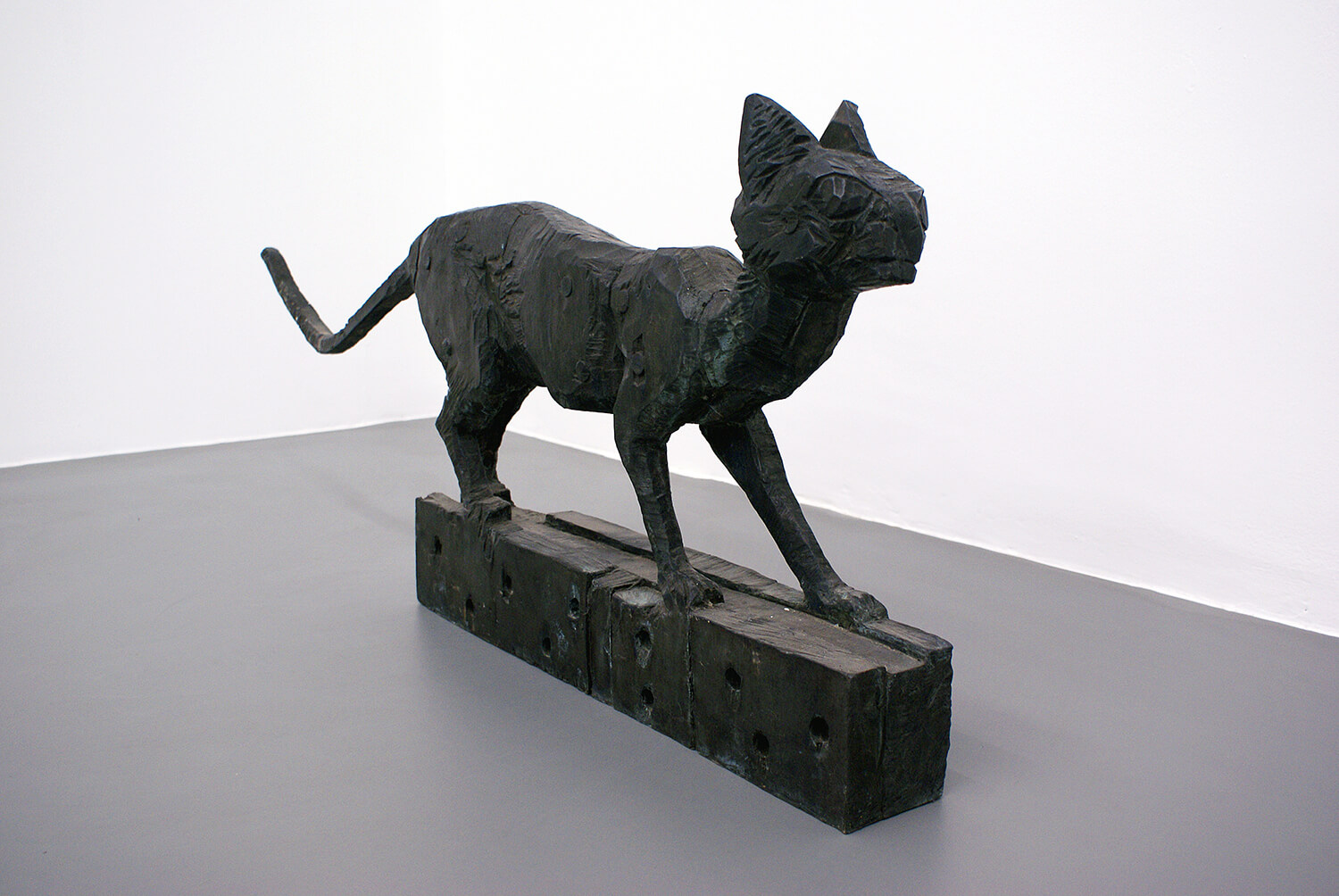Hans Scheib, Katze I, 2002, Bronze, 54 x 150 x 12 cm
